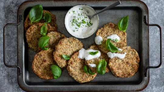 Květákové placky v nové podobě: se sýrem a chia, zato bez mouky a smažení