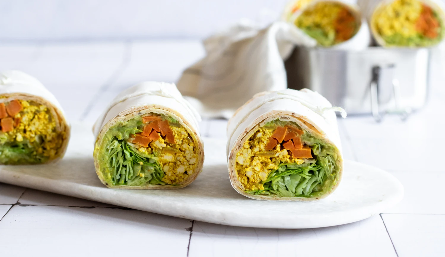 Veganské burrito s míchanými tofu vejci se vejde do obědové krabičky i výživových tabulek