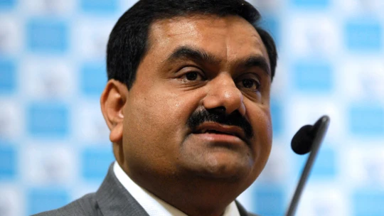 Finanční injekce. Indická skupina Adani získala investora GQG Partners