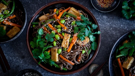 Přirozeně veganské & přirozeně chutné. Rychlé stir-fry s křupavým tofu a&nbsp;fazolkami