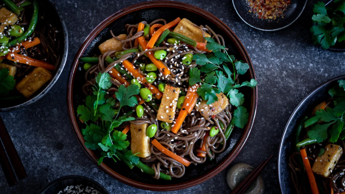 Přirozeně veganské & přirozeně chutné. Rychlé stir-fry s křupavým tofu a&nbsp;fazolkami
