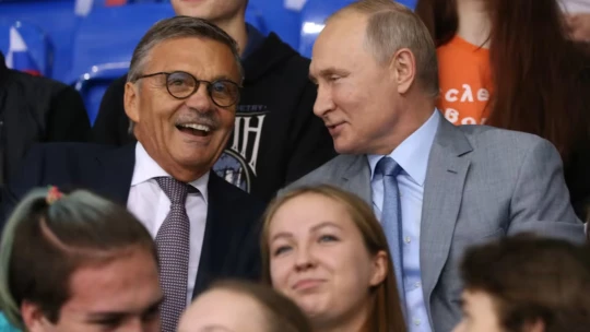 Putinův zemědělec. Exšéf světového hokeje bude v&nbsp;Rusku pěstovat jablka