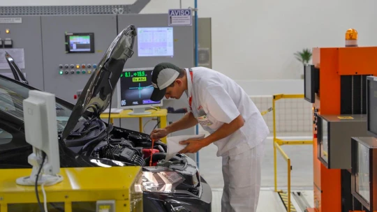 Automobilky dostanou více času na splnění emisních cílů, shodly se státy Evropské unie