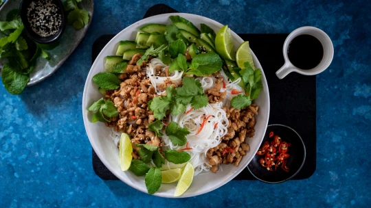 Zažeňte jarní únavu skvělým jídlem. Nudlový salát s kuřetem osvěží tělo a probudí mysl