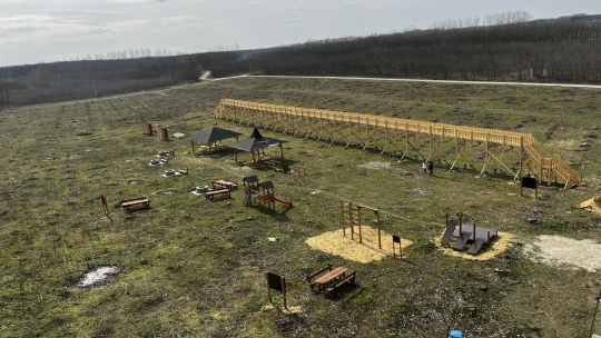 Stezka korunami stromů, ale bez stromů. V&nbsp;maďarské obci ji nechal postavit starosta za peníze EU