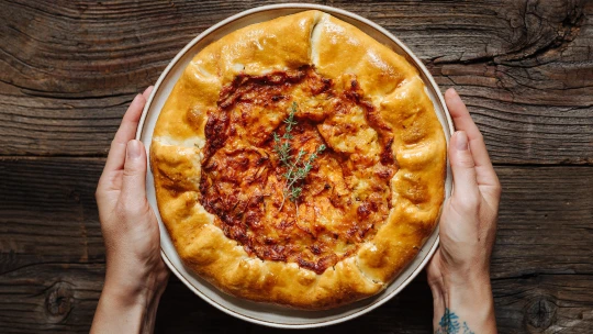 Máslo, zrající sýr & karamelizovaná cibule aneb Chuť Francie v jednoduché galetce