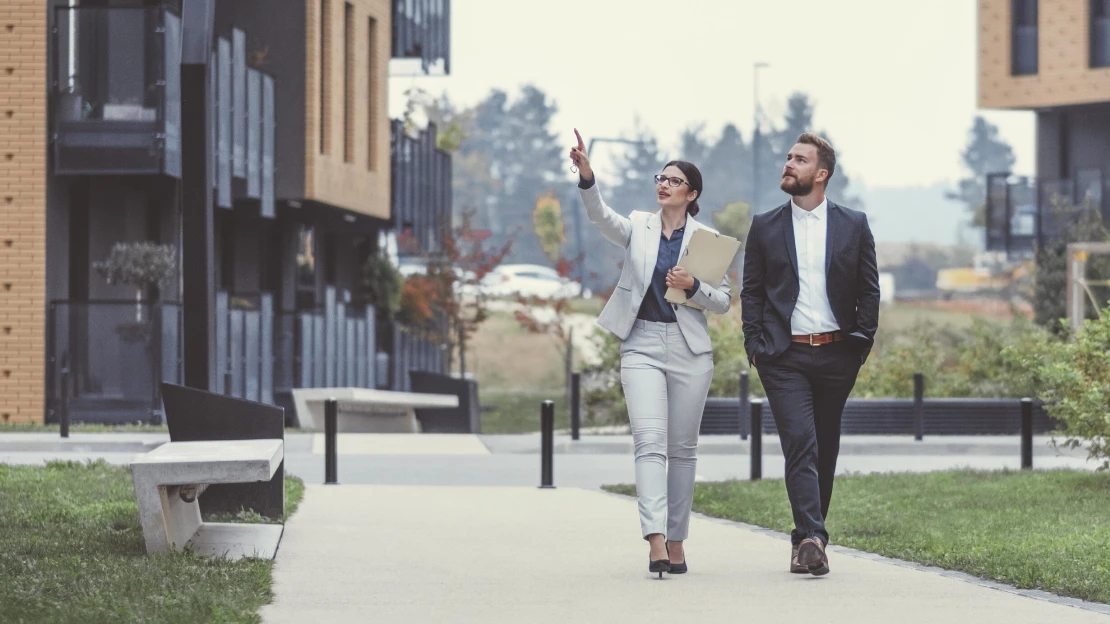 Místo akcií domy k pronájmu. Soukromí investoři za ně poprvé utratili víc než firmy