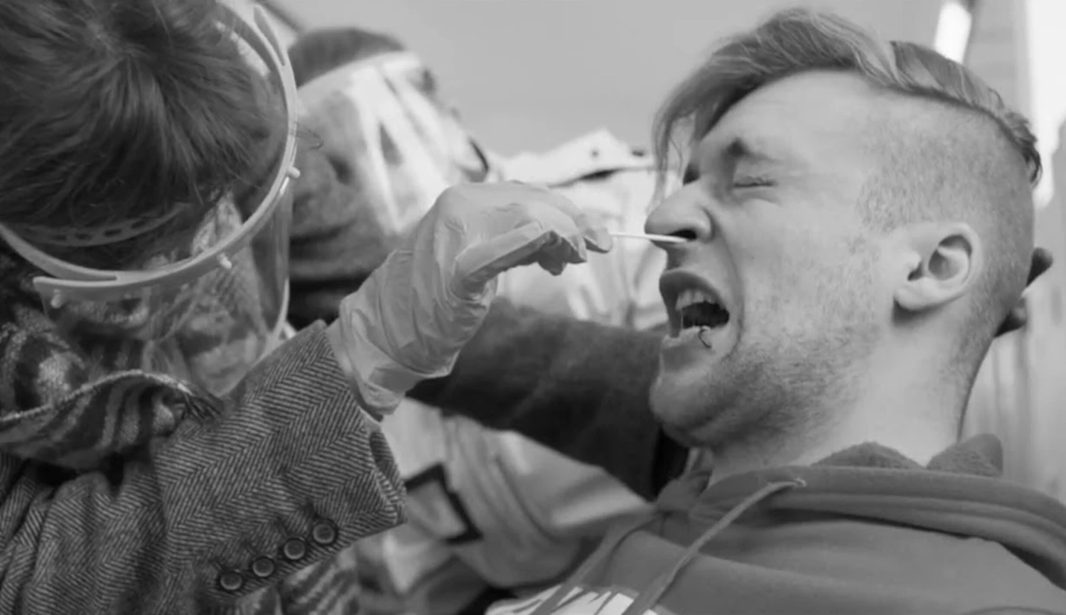 Jak jsme žili s covidem. Klusák natočil tragikomedii o pandemii, ze které probleskuje lepší film