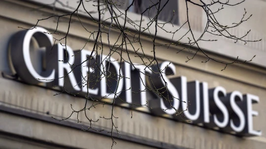 Credit Suisse si půjčí od centrální banky až 1,2 bilionu korun. Evropské akcie posílily