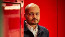 Ranní výběr: Strnad v rozletu, designéry lovící Čína a jaderná nejistota