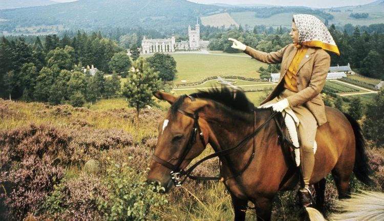 Královna Alžběta II. na koni