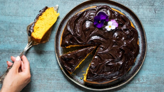 Koláč z&nbsp;mixéru: Brazilský bolo de cenoura s&nbsp;mrkví & geniální čokoládovou polevou