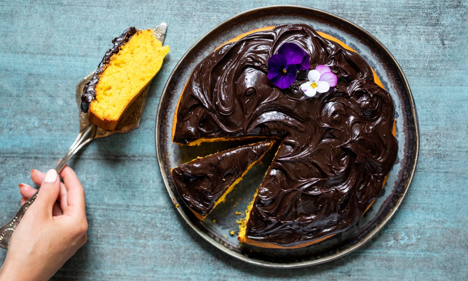 Koláč z&nbsp;mixéru: Brazilský bolo de cenoura s&nbsp;mrkví & geniální čokoládovou polevou
