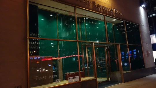 Klienti banky First Republic vybrali vklady za sto miliard dolarů. Akcie oslabily o&nbsp;pětinu
