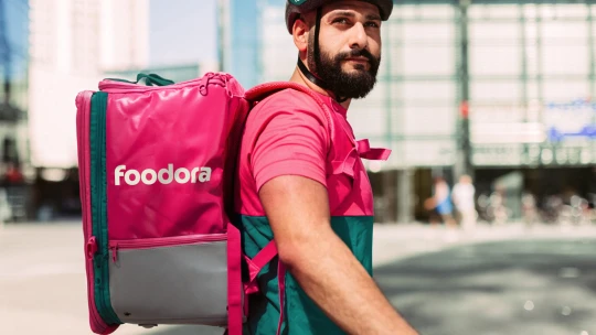 Dáme jídlo v&nbsp;novém kabátu. Doručovací platforma změní barvy a&nbsp;jméno na foodora