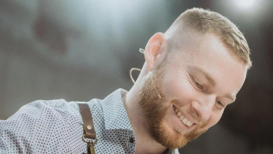 Do kávy nakreslil mořského koníka i opici na palmě. Zákazníci jsou stále náročnější, říká barista