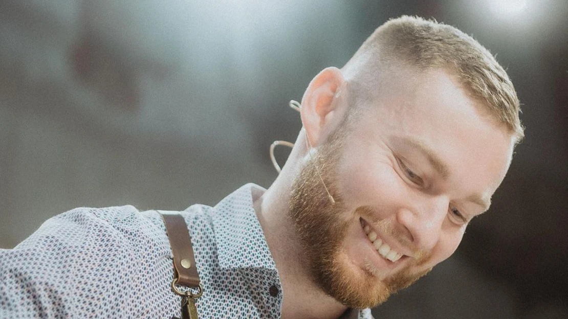 Do kávy nakreslil mořského koníka i&nbsp;opici na palmě. Zákazníci jsou stále náročnější, říká barista