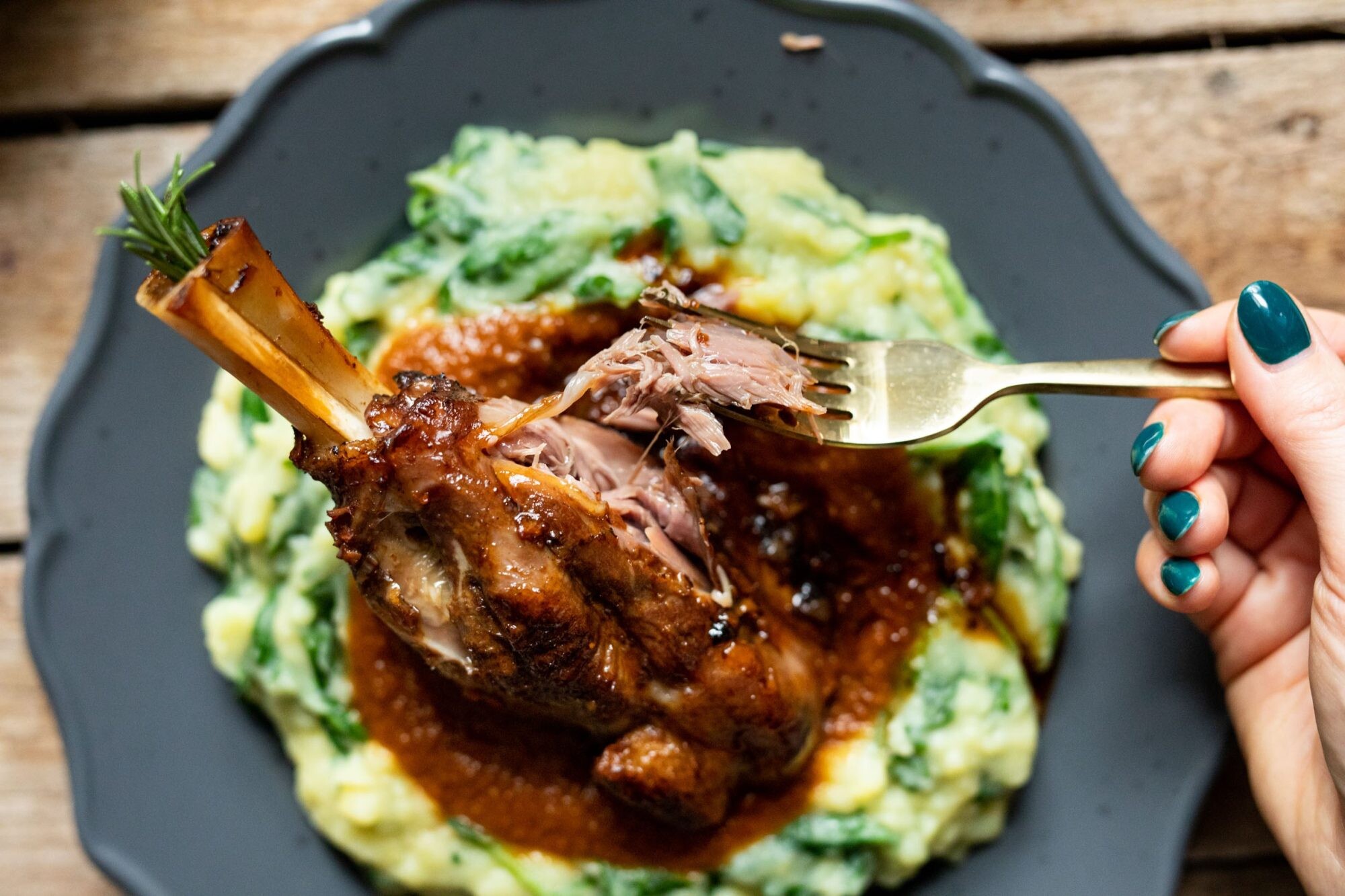 Fantastický jarní comfort food: jehněčí kolínko & špenátové pyré s ...