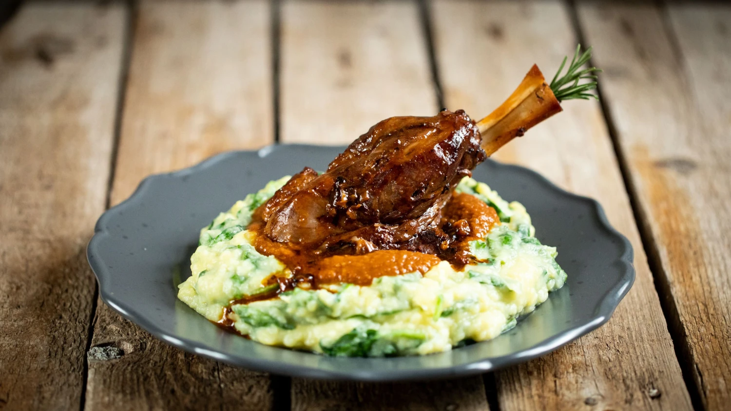 Fantastický jarní comfort food: jehněčí kolínko & špenátové pyré s&nbsp;medvědím česnekem
