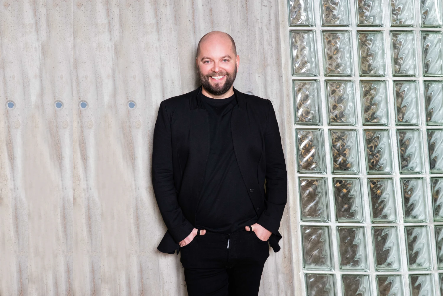 ​​Vlasy jako umění. Britský kadeřník Marlon Hawkins přivezl do Prahy energii Londýna