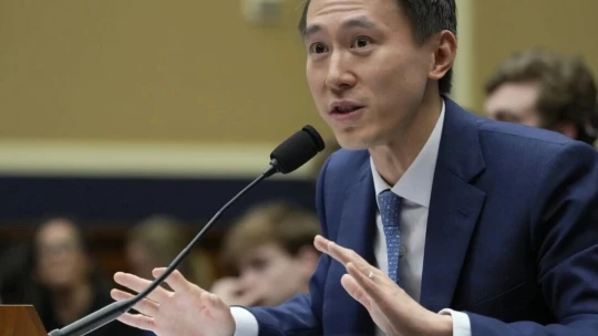 Šéf TikToku na kobereček? Představitelé EU chtějí jednat o dezinformacích