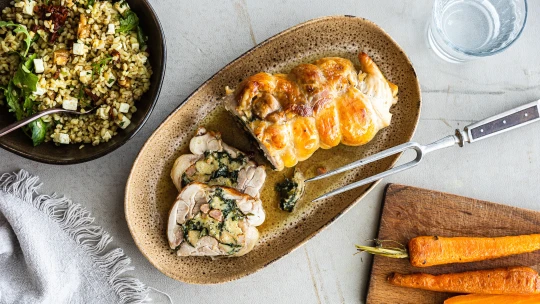 Rodinný oběd: šťavnatá roláda se sýrovým bulgurem & pečenou mrkví