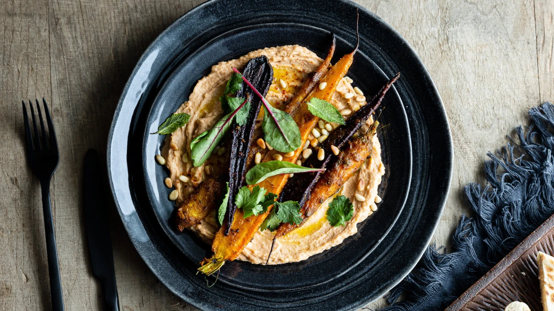Vůně tandoori funguje i&nbsp;bez masa. Pečená zelenina & hummus z&nbsp;máslových fazolí