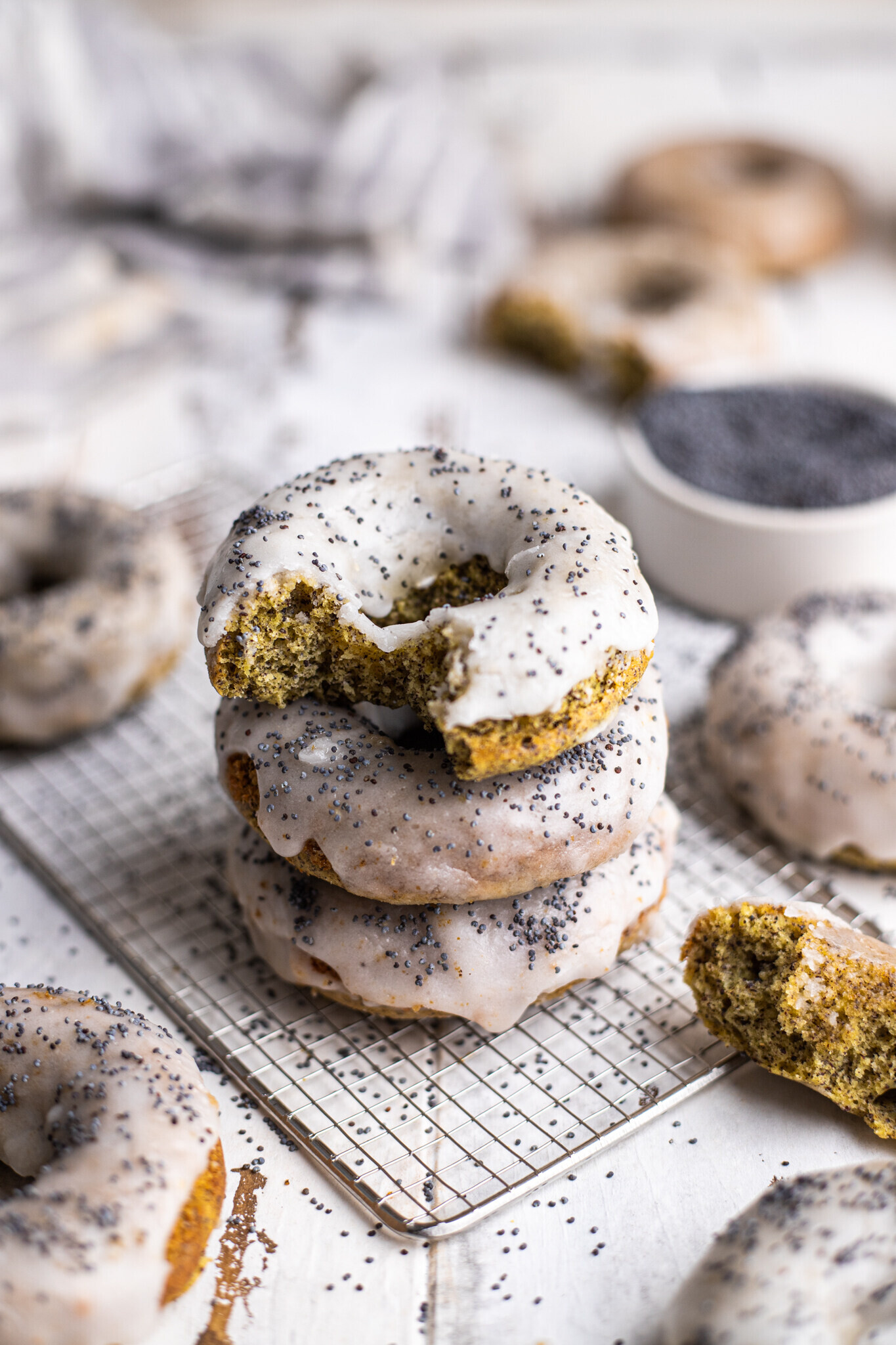 pečené makové donuty s citronovou polevou