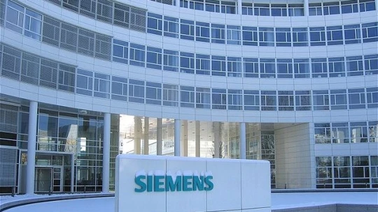 Siemens zvýšil čtvrtletní zisk meziročně o 193 procent. Dosáhl 85 miliard korun