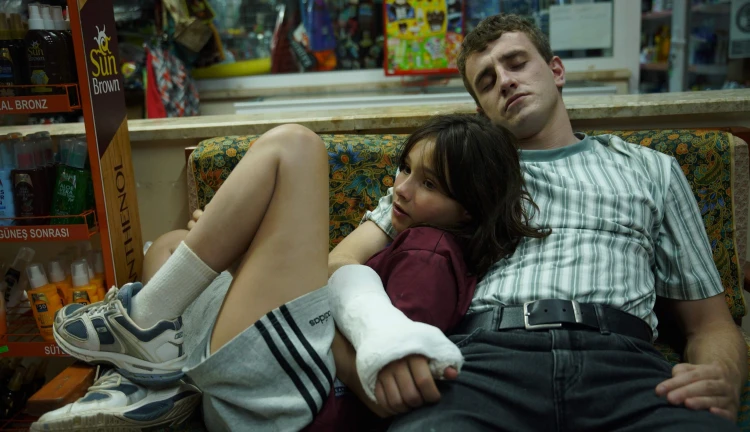 Paul Mescal a Frankie Corio ve filmu Aftersun