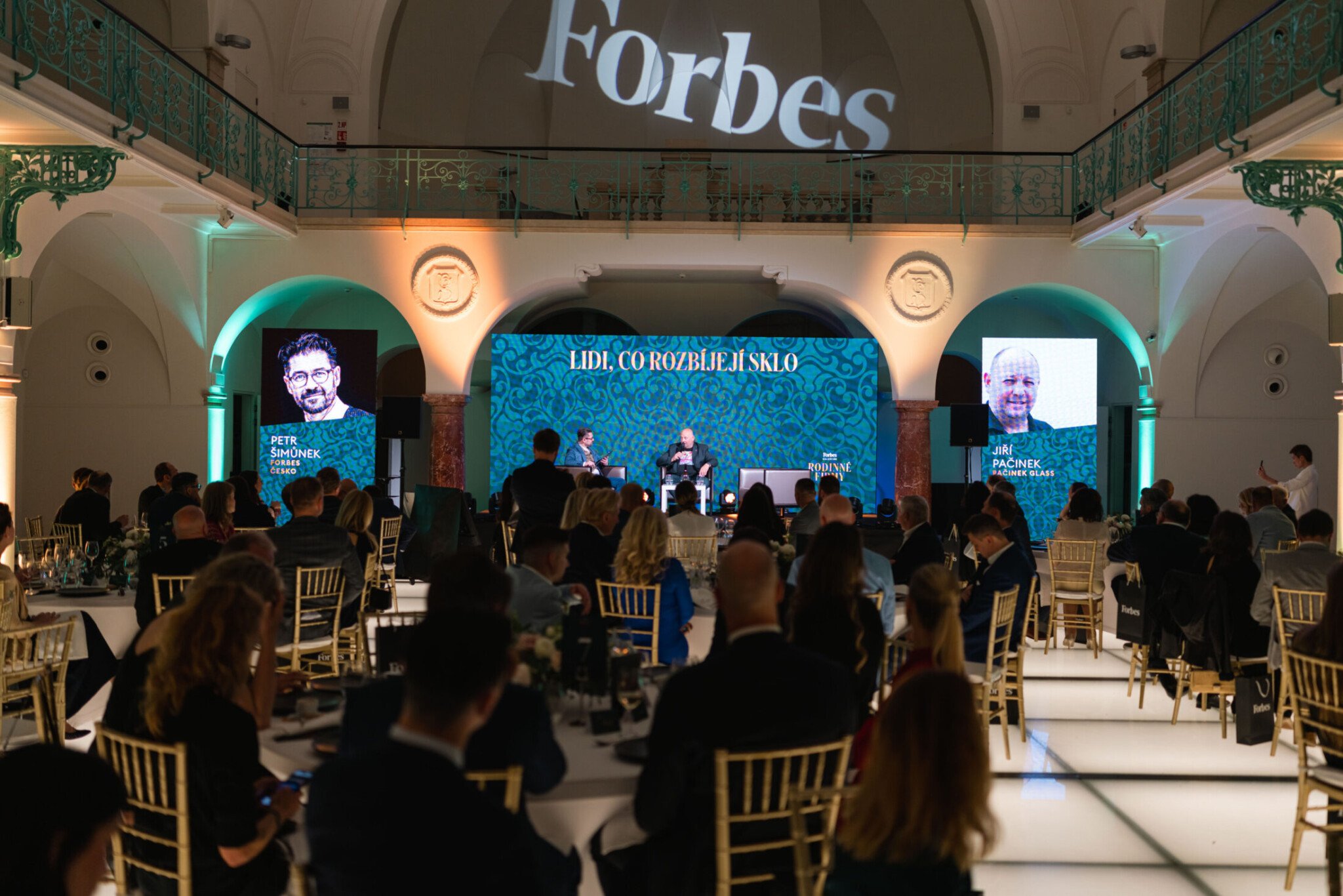 Sklář Jiří Pačinka na galavečeru Forbes Rodinné firmy v debatě s šéfredaktorem Petrem Šimůnkem