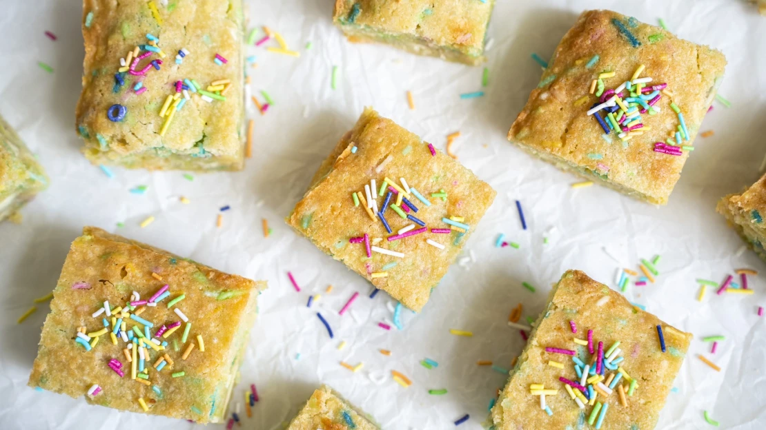 Sladké, barevné & nejen pro děti. Blondie z&nbsp;bílé čokolády