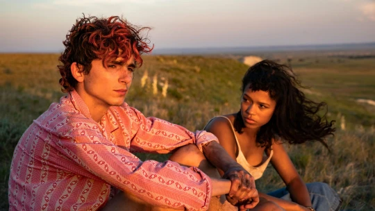 Zamilovat se do morku kostí. Chalamet hraje kanibala, který je sám k sežrání