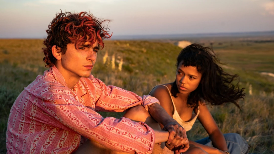 Zamilovat se do morku kostí. Chalamet hraje kanibala, který je sám k&nbsp;sežrání