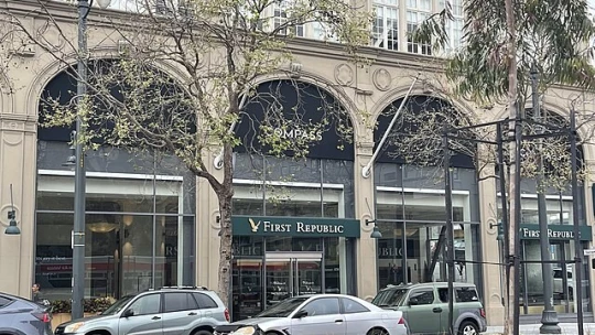 Ve Spojených státech končí třetí velká banka. Úřady uzavřely First Republic Bank