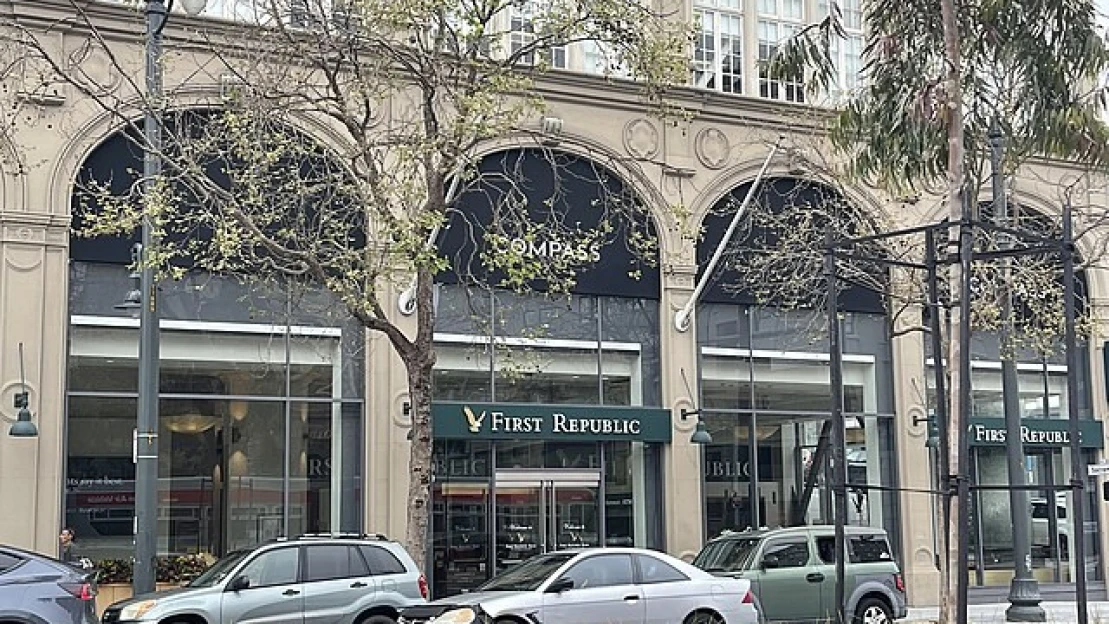Ve Spojených státech končí třetí velká banka. Úřady uzavřely First Republic Bank