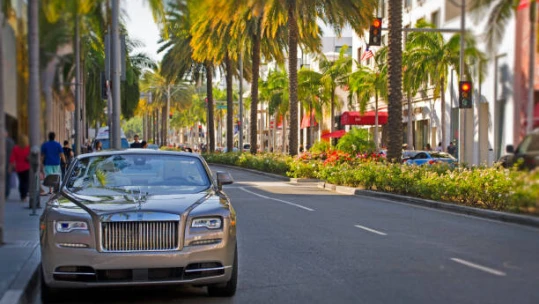 Luxusní auta jsou v&nbsp;Česku žádaná. Jejich prodej vzrostl o&nbsp;sedmatřicet procent