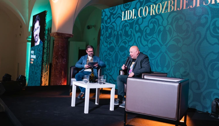 Sklář Jiří Pačinek (vpravo) s šéfredaktorem Forbesu Petrem Šimůnkem