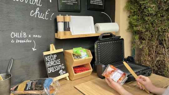 Krkovičku si opeč sám, pizzu máš v automatu. Na Moravě otevřelo nevšední bistro