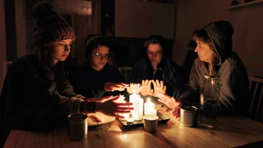Až nastane tma. Blackout v Česku nelze vyloučit a společnosti se na něj chystají
