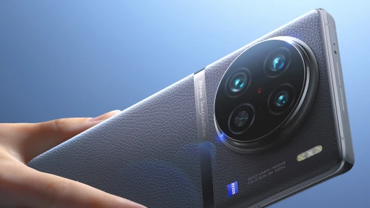 Mobilní fotobestie. Nový model smartphonu vivo sází na neotřelý design a nadupané foťáky s 50Mpx rozlišením