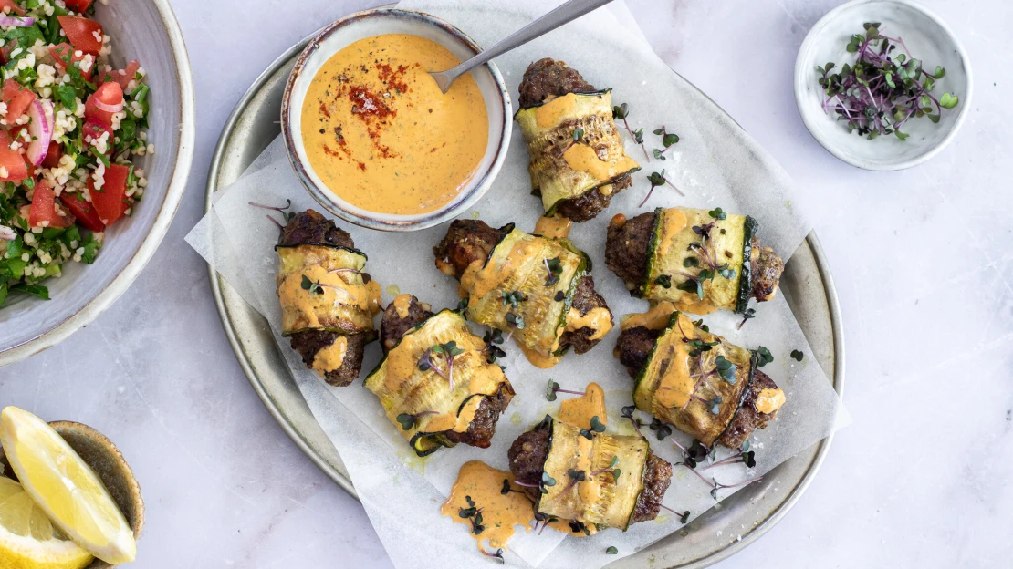 Když nebalíte na cesty, zabalte to do orientálních kebabů s&nbsp;cuketou & salátem tabbouleh