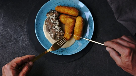 Masové menu pro odvážné: domácí bramborové krokety, křenová omáčka & vepřový jazyk