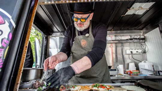 Vařil v Puppu i pro prezidenty. Teď křižuje Česko ve foodtrucku s autentickým tacos