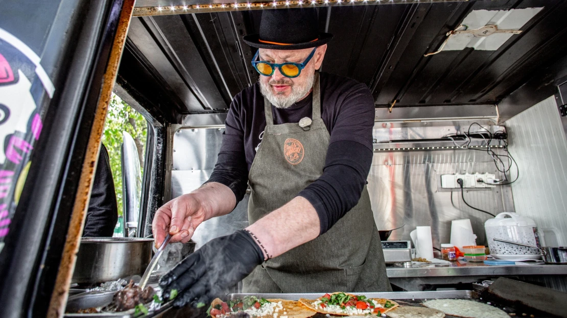 Vařil v Puppu i&nbsp;pro prezidenty. Teď křižuje Česko ve foodtrucku s&nbsp;autentickým tacos