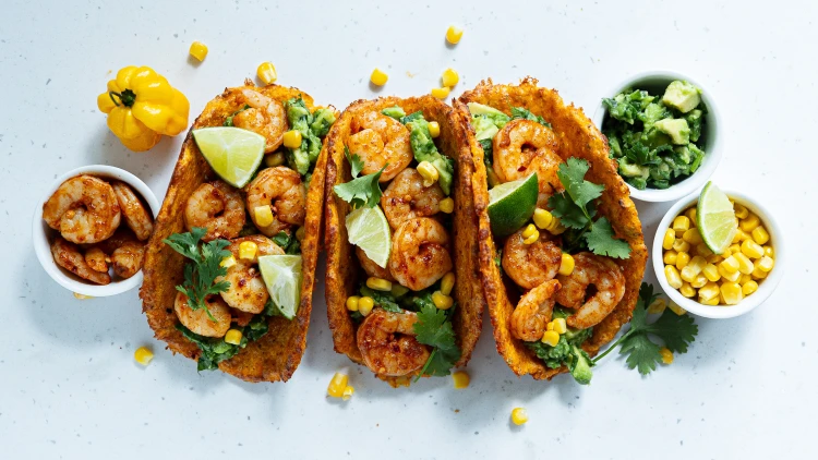 bezlepkove low carb mrkvove tacos/tortilly se syrem, krevetami a avokadem