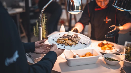Lívance, steaky i kuskus. Umíme ugrilovat téměř cokoli, hlásí šéf In Cateringu Luděk Vocílka