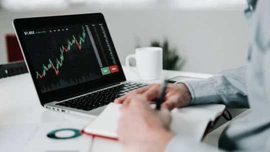 Šok z&nbsp;vysokých cen energií opadá. OECD zlepšila výhled růstu globální ekonomiky