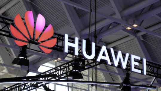 Čistý zisk Huaweie stoupl o&nbsp;18 procent. Firmě se daří navzdory americkým sankcím