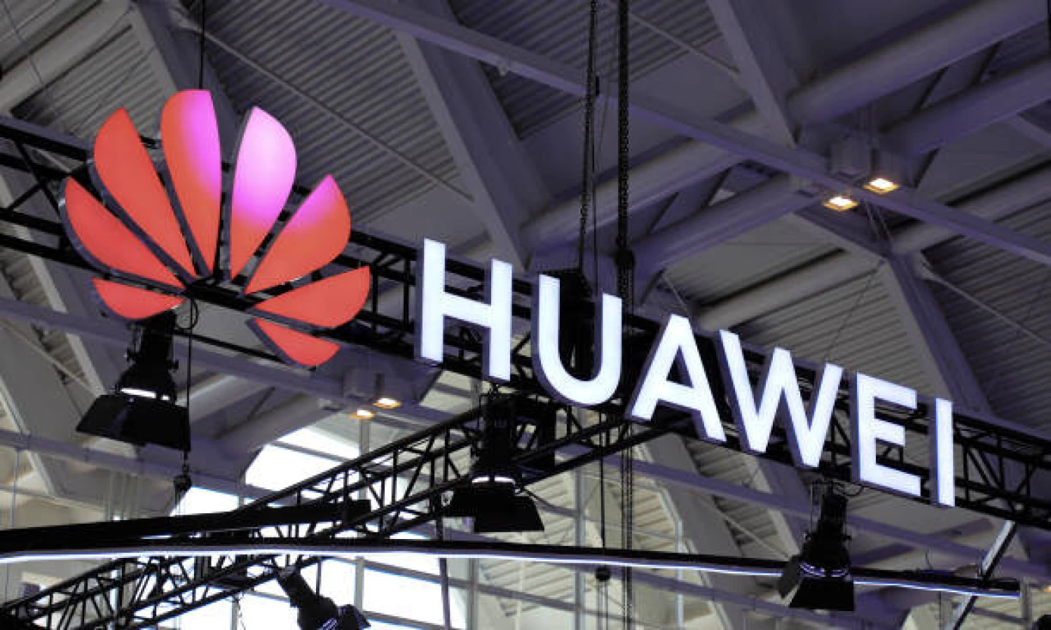 Konec Huawei v&nbsp;5G sítích? EU zvažuje zákaz členským zemím
